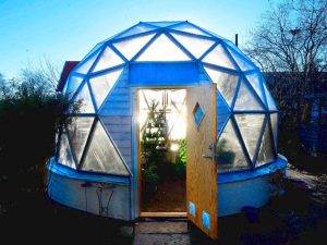 Biodome runt växthus i skymningsljus