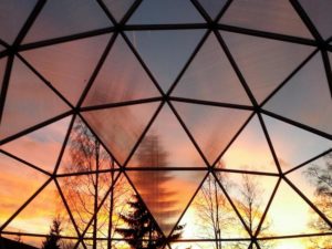 Biodome knutpunkt i skymmningsljus